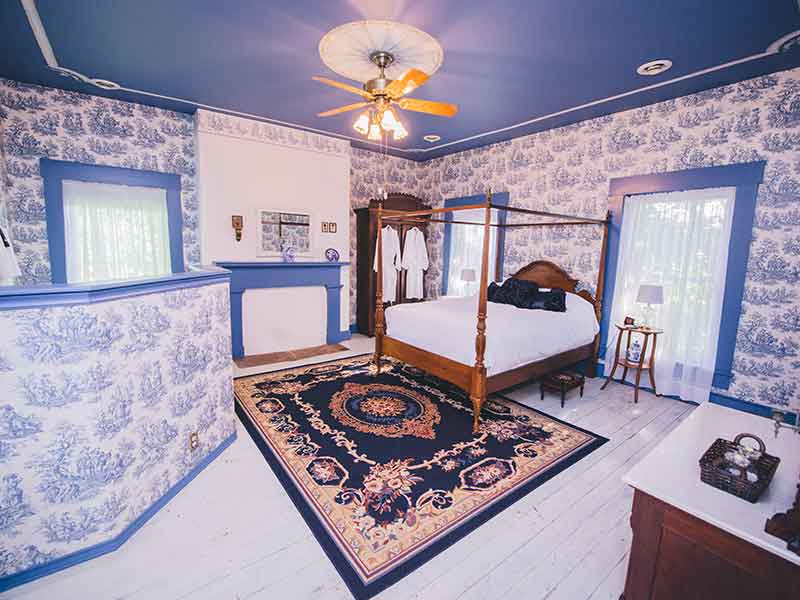 a bed and breakfast located in Missouri near lake of the ozarks one of many vacation spots in missouri